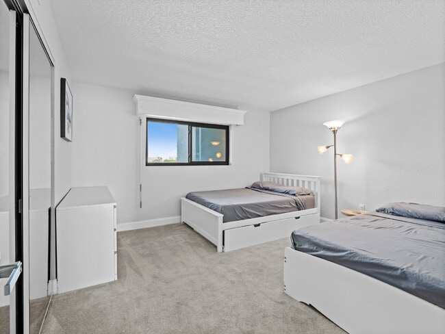 Building Photo - Four Seasons River Front Condo