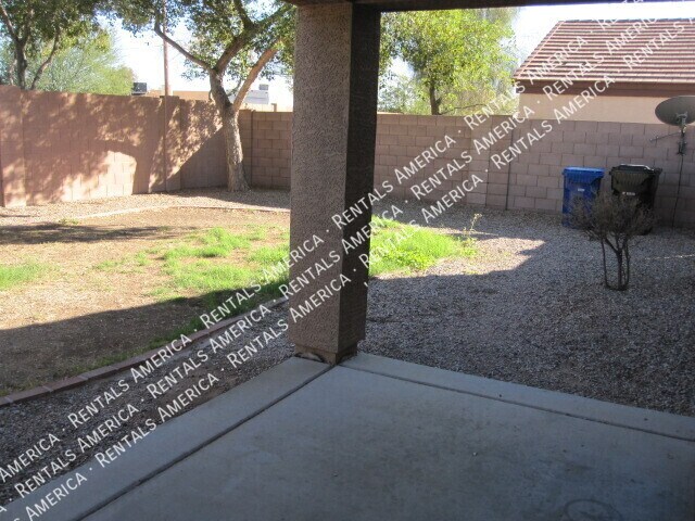 Building Photo - 427 S Sabrina