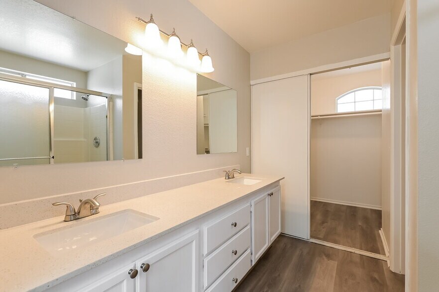 Building Photo - 5901 Commodore Cove Dr