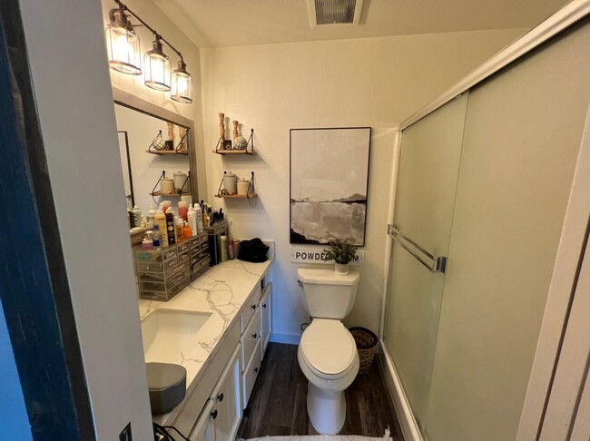 Building Photo - 3 bedroom in desirable Regency Park!