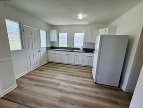 Building Photo - 3/1 w/ ocean views and all utilities inclu...