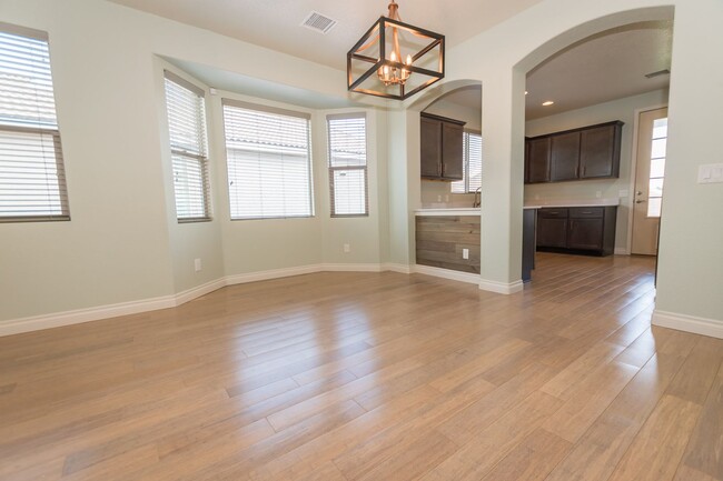 Building Photo - Gorgeous 4 Bedroom 2 Bathroom Home! Centra...