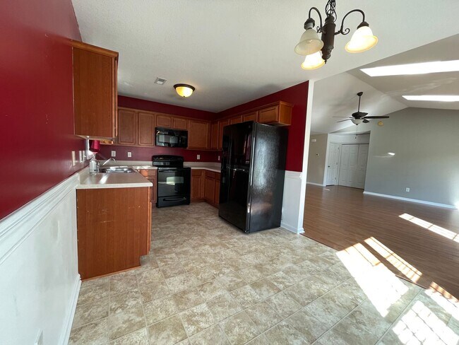 Building Photo - Absolutely Adorable!