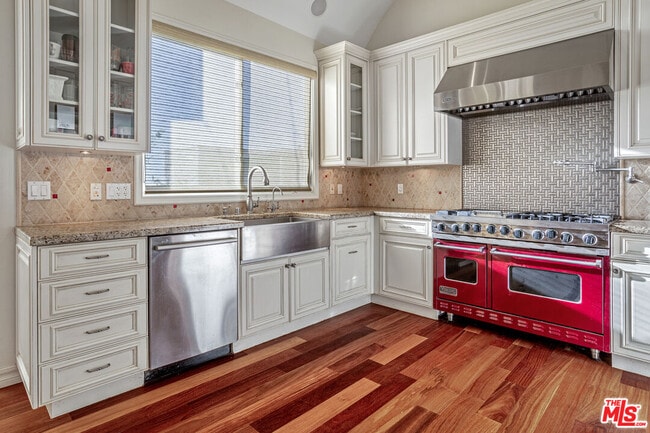 Building Photo - 318 26th St