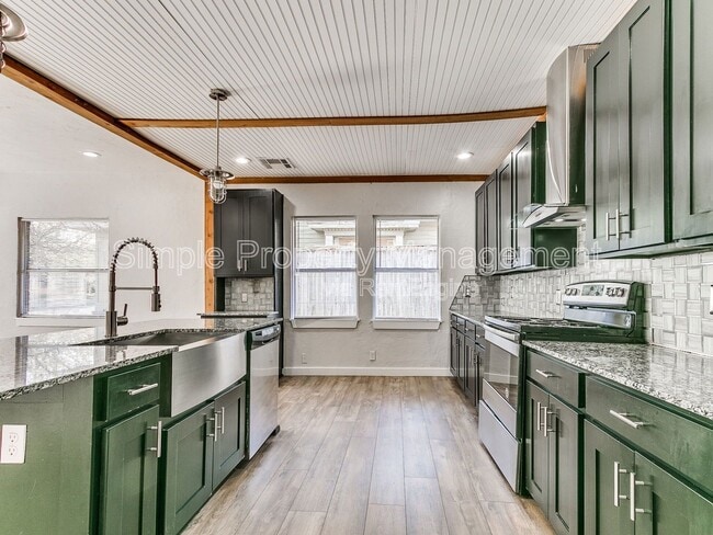 Building Photo - 2605 N Robinson Ave