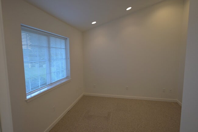 Building Photo - Modern & comfortable home in a country setting on 1 acre in Sequim