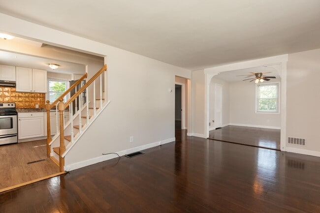 Building Photo - 400 Colonial Dr