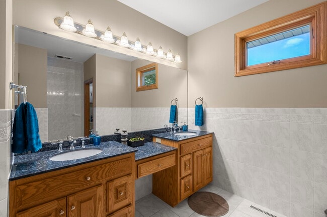 Building Photo - 1580 E Shore Dr