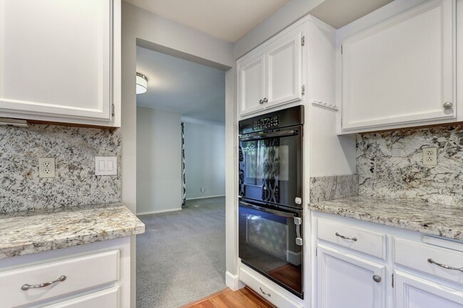 Building Photo - STUNNING 4BD / 2.5BTH SINGLE FAMILY RIGHT ...