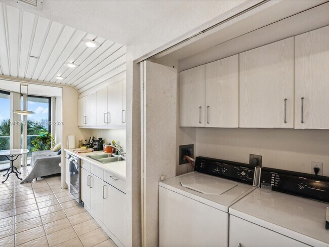 Building Photo - 2800 Island Blvd