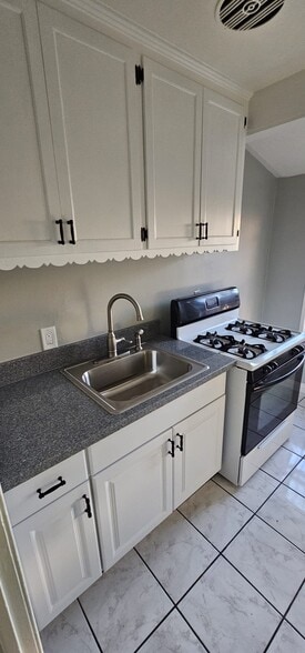 Building Photo - 5723 Loveland St