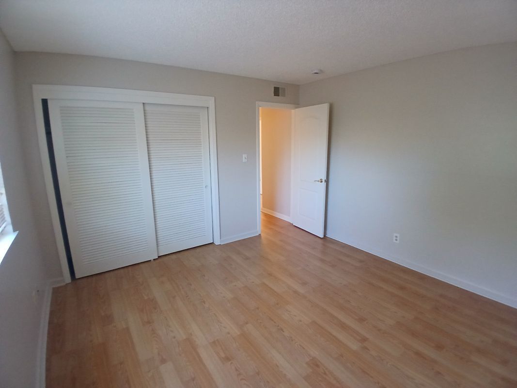 Building Photo - 9952 Vanguard Dr