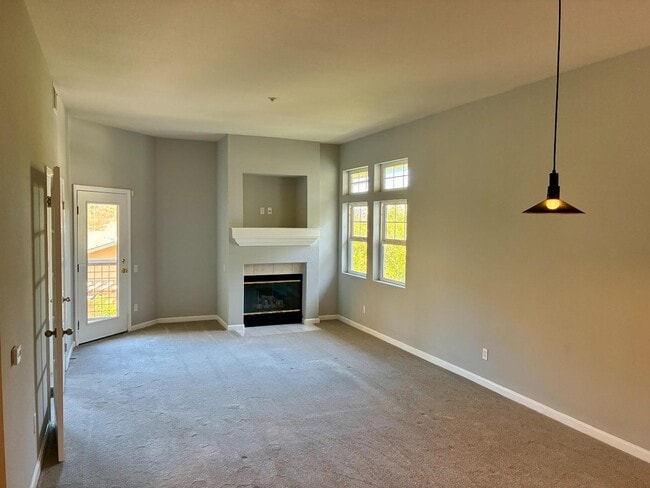 Building Photo - 121 Crescent Ct