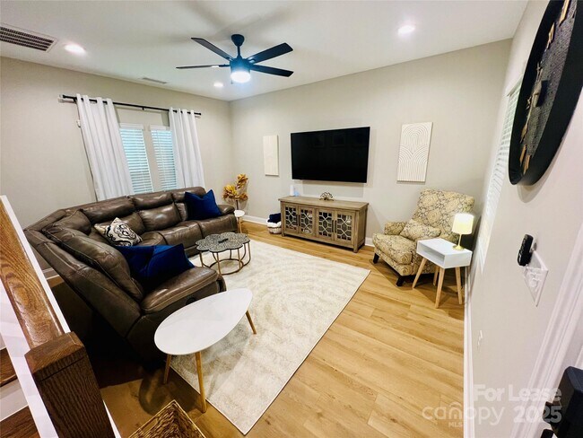 Building Photo - 571 Reid St