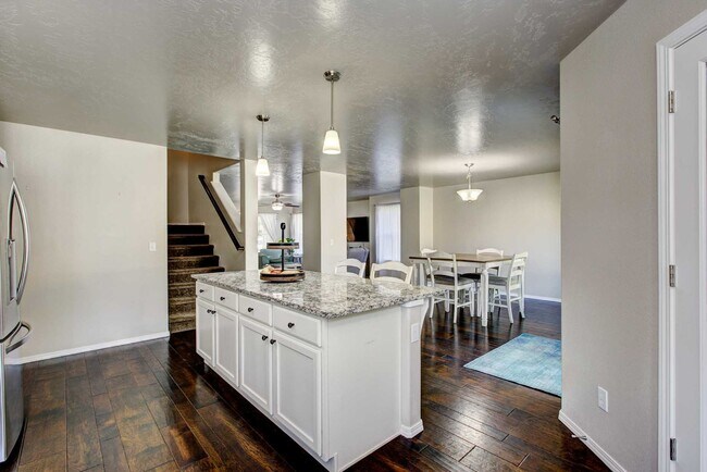 Building Photo - Beautiful 6 bed 2.5 bath home located in t...