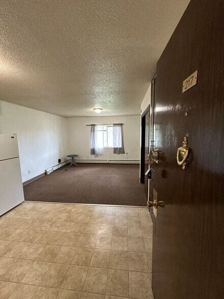 Primary Photo - 320 Oak Ave N