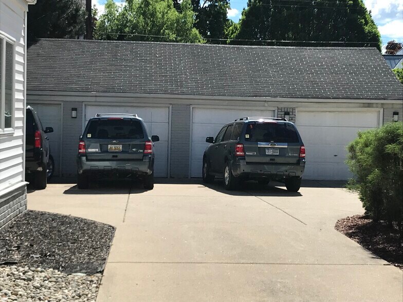 1 car garage - 997 Henrietta St