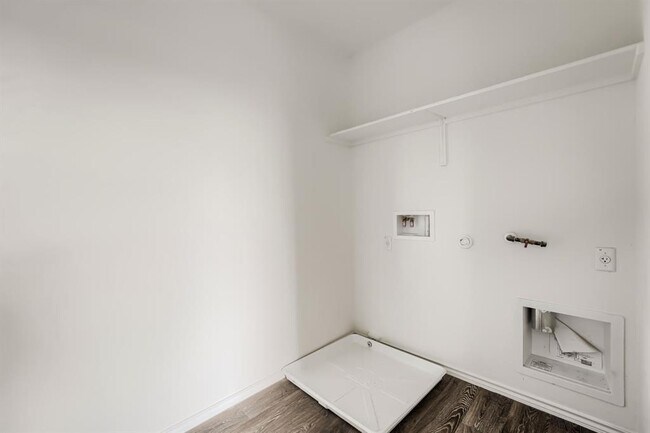 Building Photo - 200 Constanza Trl