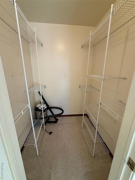 Building Photo - 15894 Cambridge Dr