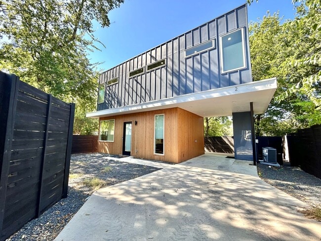 Building Photo - Spacious 2/BR 2.5/BA Modern Home with Abun...
