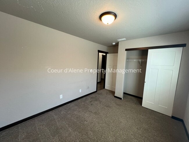 Building Photo - 3 bed house behind Crown Pointe Park!