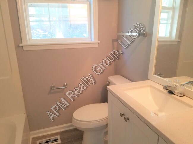 Building Photo - Renovated Three Bedrooms Downtown Columbia