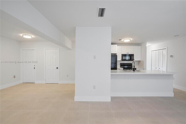 Building Photo - 490 NE 141st St