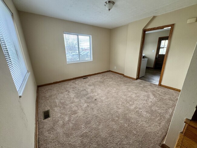 Building Photo - 327 1/2 2nd Ave