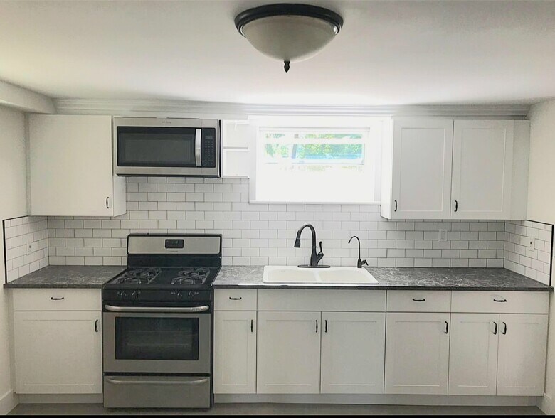Kitchen - 728 Golden Ave