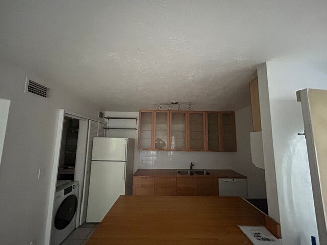 Building Photo - Walk to Campus from your Downstairs Flat