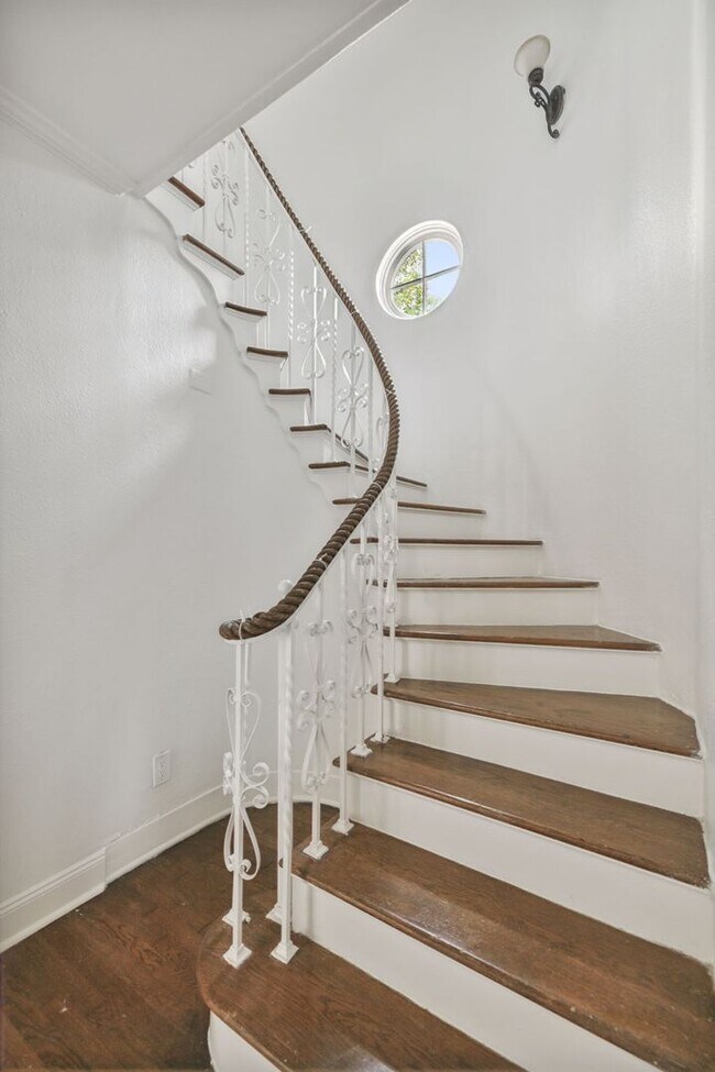 Building Photo - CHARMING 3-BEDROOM IN THE HEART OF ALAMO HEIGHTS