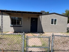 Building Photo - 3 Bedroom 2 Bath Home! close to the UofA!