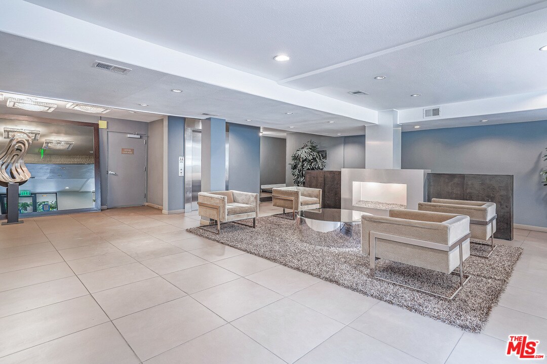 Lobby - 141 S Clark Dr