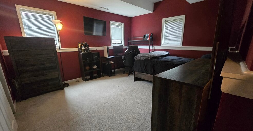 Building Photo - W162N11659 Park Ave