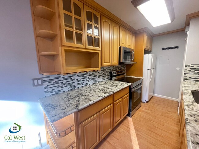 Building Photo - $2795- 2 Bed/1 Bath Remodeled two Story To...