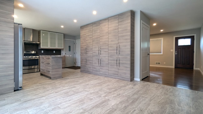 Building Photo - 2621 OAKRIDGE DR SW