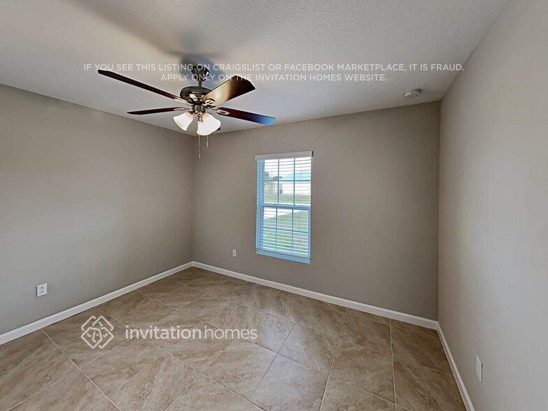 Building Photo - 177 SW Thornhill Dr