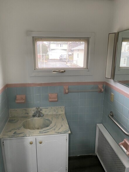1st floor bathroom - 129 Price St