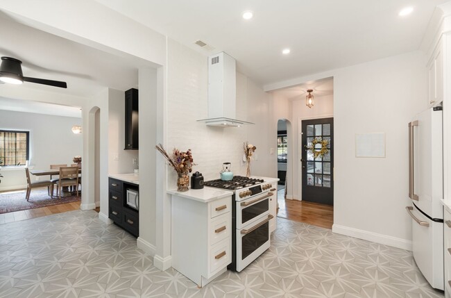 Building Photo - Modern Elegance Meets Mt. Lookout Charm – ...