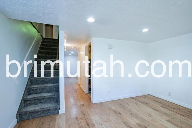 Building Photo - 2590 S 800 E