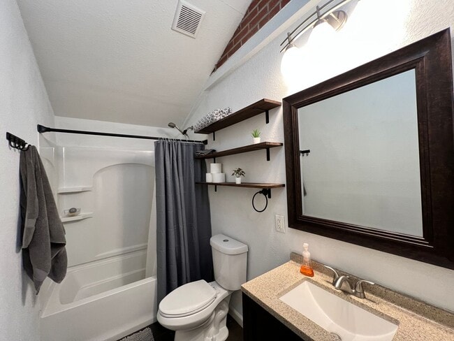 Building Photo - Beautiful one story home in Norfolk