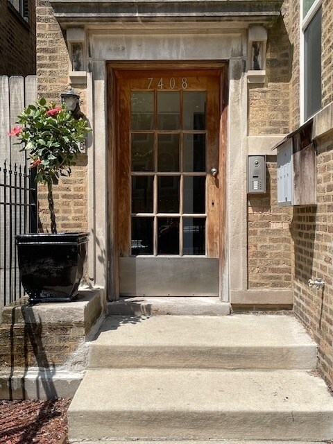 Building Photo - 7408 N Hoyne Ave