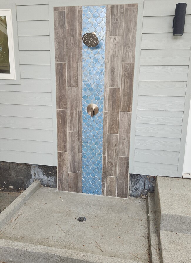 Building Photo - 1926 Broadway St