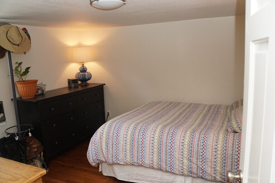 Building Photo - 7 5th Ave