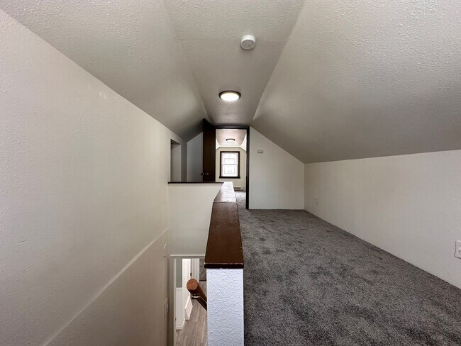Building Photo - Recently Renovated 3 Bedroom 1 Bath Single Family Home!