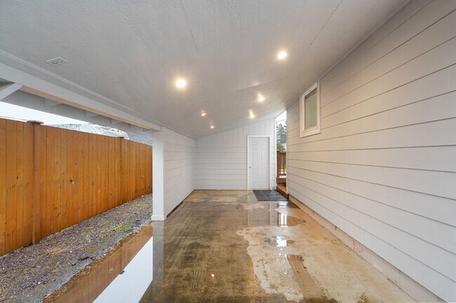 Building Photo - 208 S Chehalis St