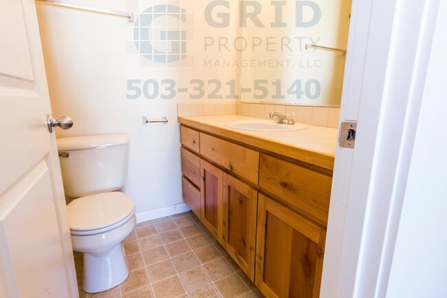 Building Photo - Beautiful 3BR Townhome