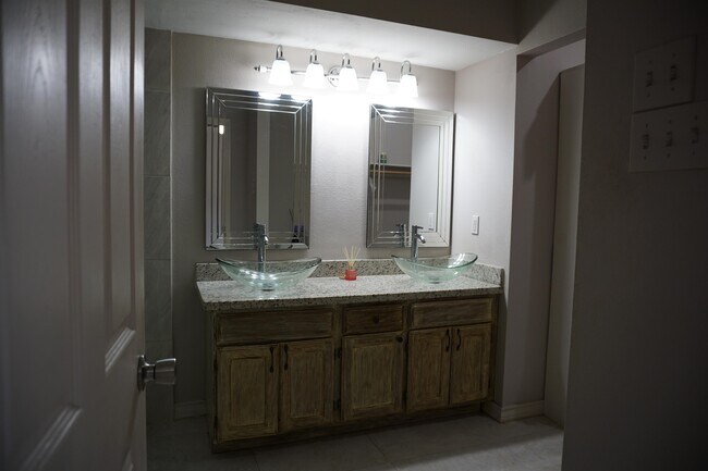 Building Photo - 8810 Crossway Dr