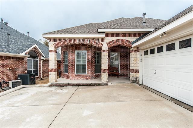 Building Photo - 8108 Twin Oaks Dr