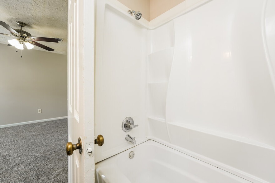 Building Photo - 5603 Wells Cir